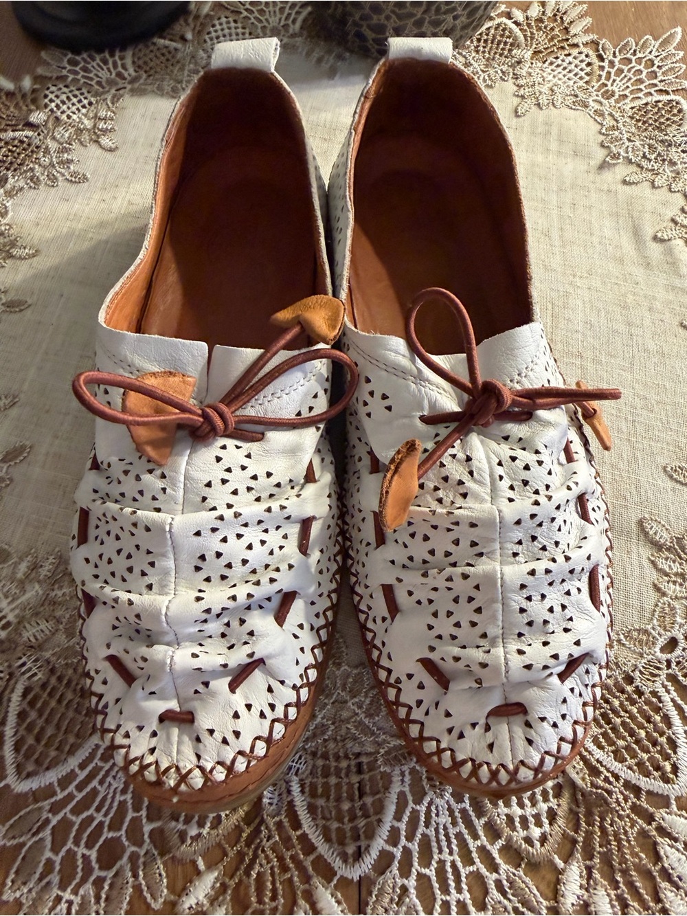 Women’s Lemon Lime White Moccasin Like Shoes Lace Up Outdoor Outsoles EUC 38/7